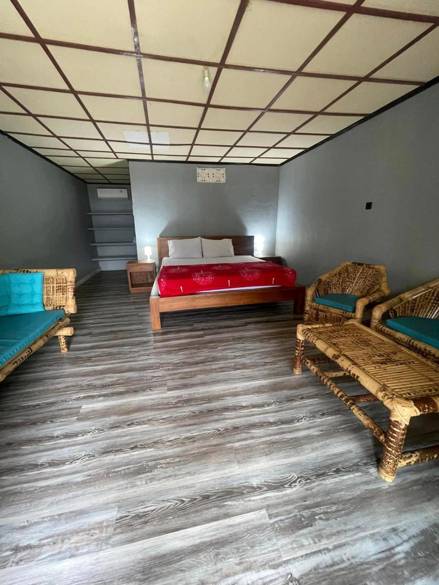 Supersuck Hotel Maluk Екстериор снимка